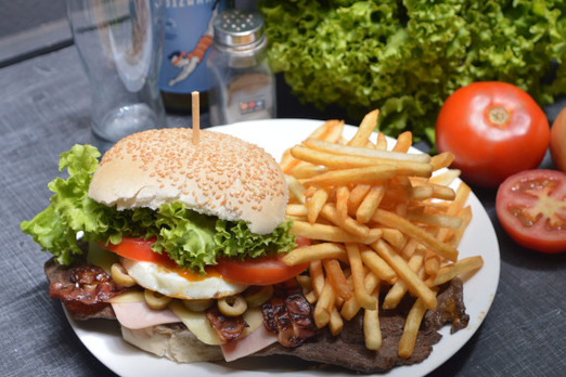 Burger mit Pommes als Menü, frisch zubereitet mit saftigem Fleisch und knusprigen Kartoffeln