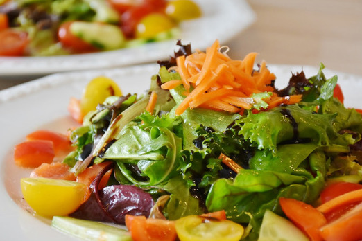 Frischer Salat bei Edip Kebap Pizza Burger mit Gemüse und Dressing
